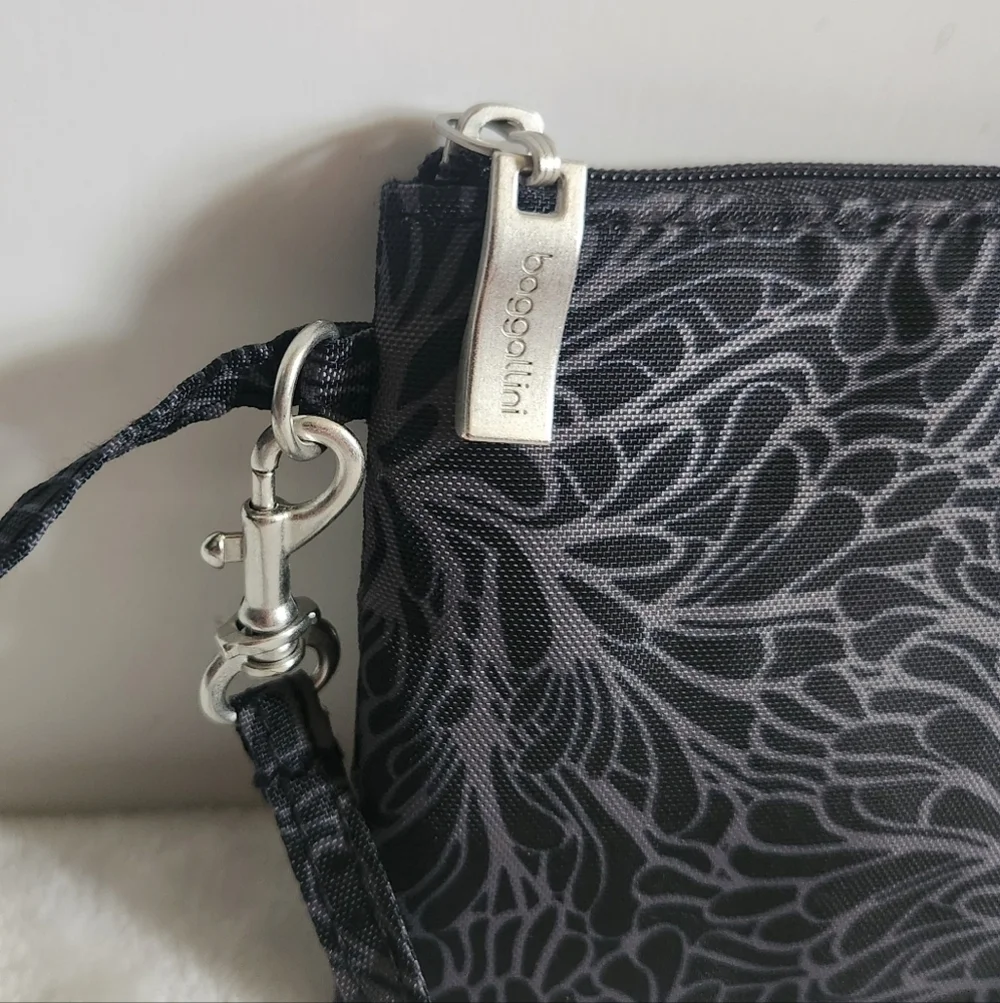 Baggallini Black Gray Midnight Blossom Floral RFID Phone Wrislet Wallet Clutch